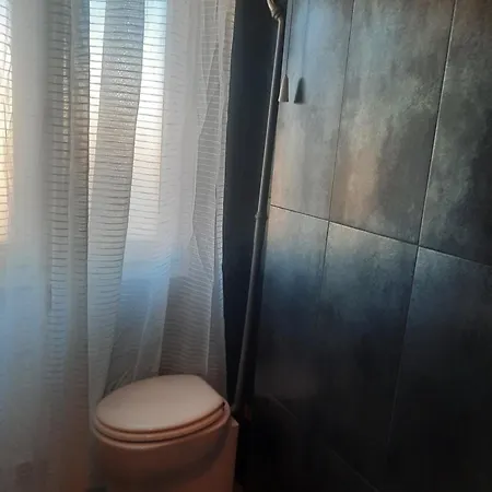 Quakey Luxury Rooftop Apartment *