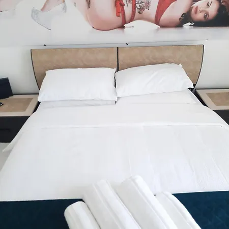Quakey Luxury Rooftop Apartment