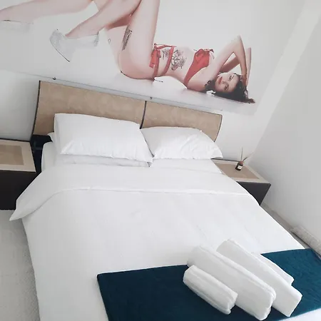 Quakey Luxury Rooftop Apartment *